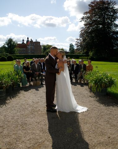 Nygift par, der har holdt bryllup på Gammel Estrup