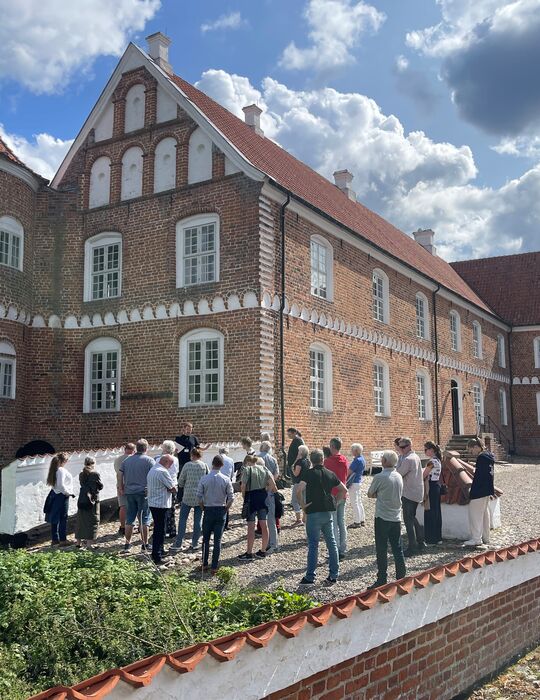 Rundvisning foran herregården Løvenholm