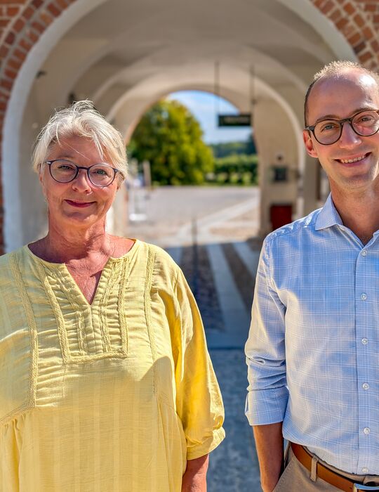 Direktørerne for Gammel Estrup og Det Grønne Museum foran indgangen til museerne