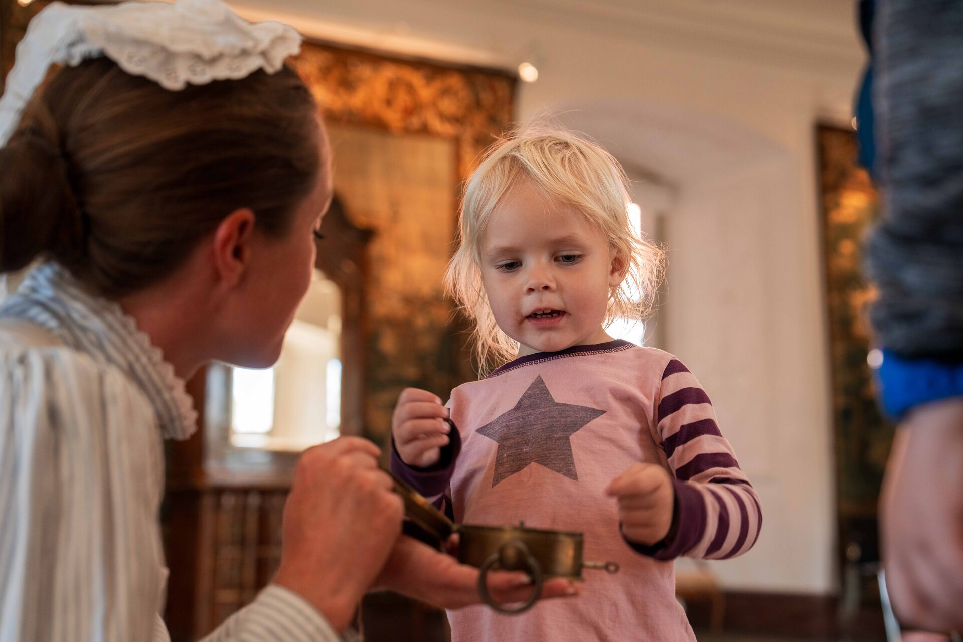 Stuepige viser lille pige et kompas