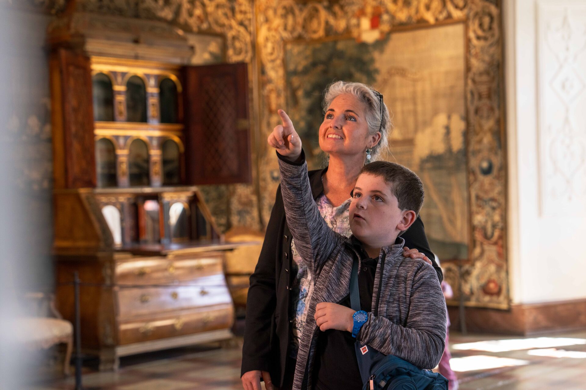 Mor og søn i Riddersalen på Gammel Estrup