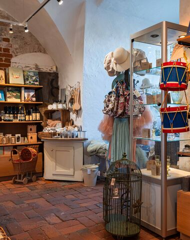 Museumsbutikken på Gammel Estrup med bøger og ting, der relaterer til dansk herregårdshistorie