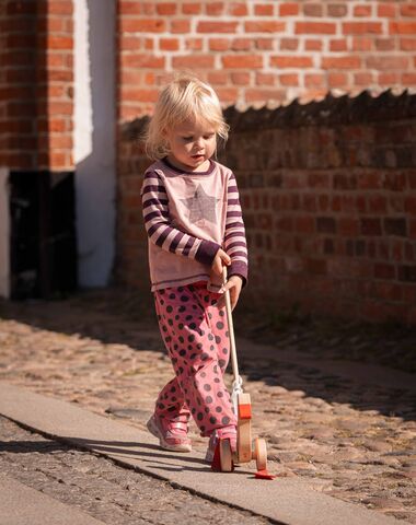 Pige der går over bro på Gammel Estrup