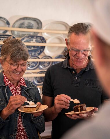 Ældre par drikker kaffe i herregårdskøkken