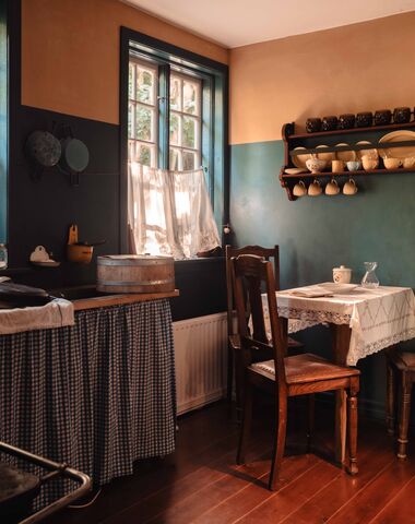 Køkkenet i et historisk skovarbejderhus fra 1930