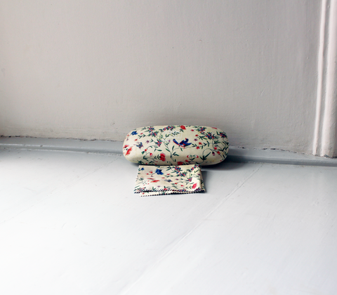 Brilleetui og pudseklud med sommerfuglemønster