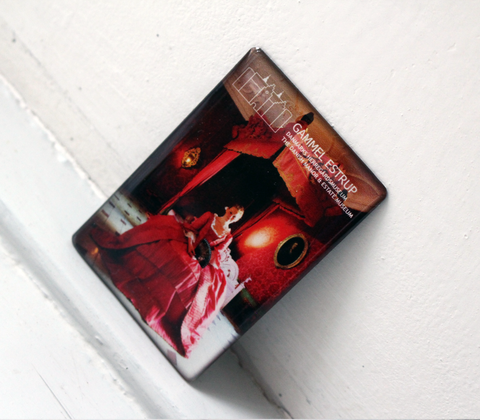 Køleskabsmagnet med adelsdame på Gammel Estrup