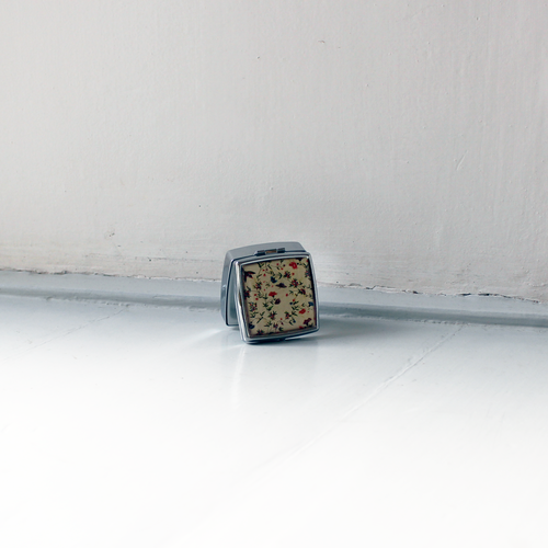 Pilleæske med sommerfuglemotiv fra Gammel Estrup