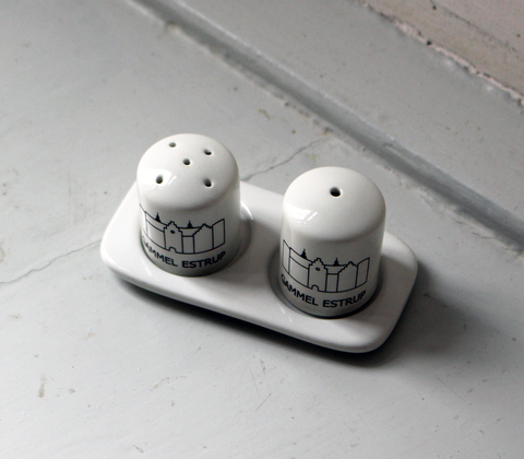 Salt- og pebersæt med Gammel Estrup logo