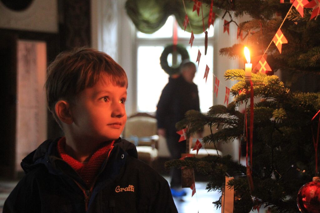 Dreng kigger på juletræspynt i Den Store Sal