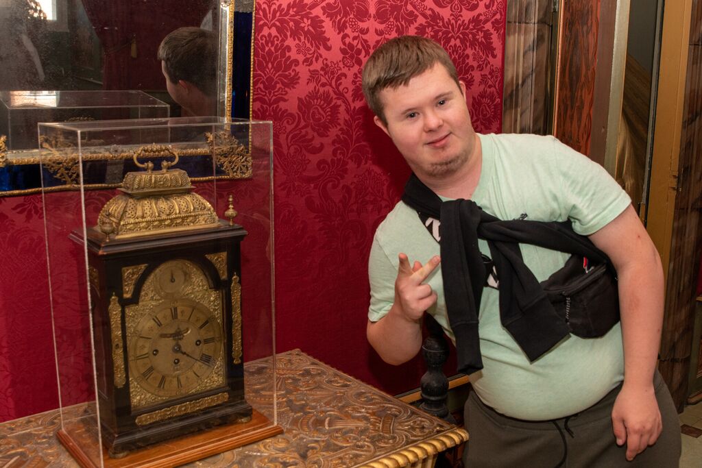 Mand med udviklingshandicap i historisk interiør på Gammel Estrup